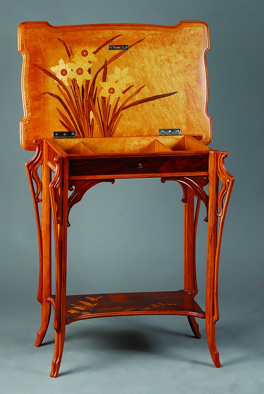 Prunktischchen, Emile Gallé, wohl um 1898-1900, sign., ausgesuchtes Ahorn-Holz massiv, reich intarsiert mit verschied. Edelhölzern: Nußbaum, ...