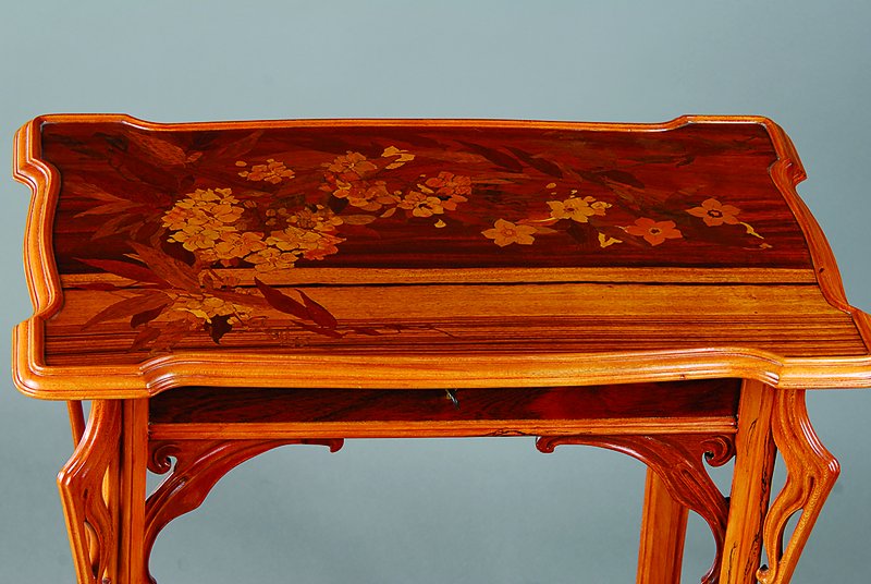 Detail a: Prunktischchen, Emile Gallé, wohl um 1898-1900, sign., ausgesuchtes Ahorn-Holz massiv, reich intarsiert mit verschied. Edelhölzern: Nußbaum, ...