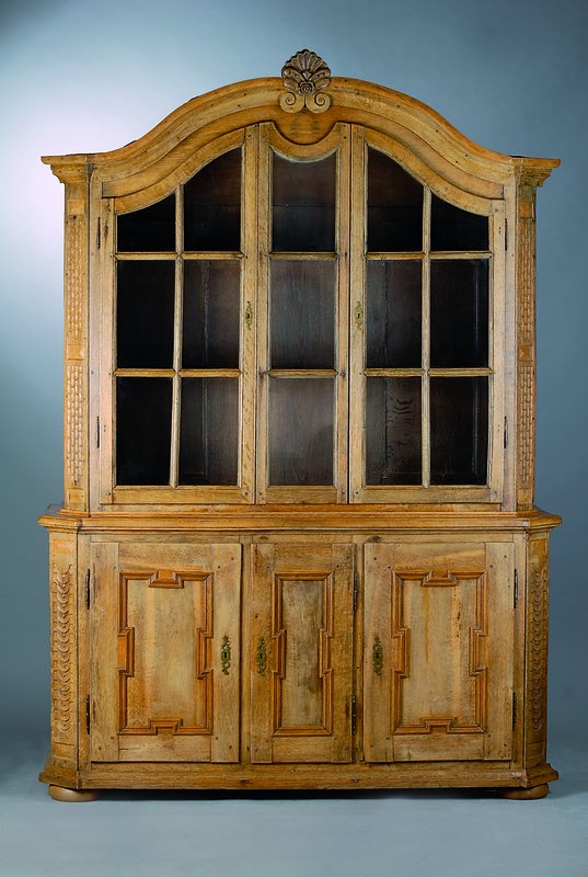 Aufsatzmöbel/Geschirrschrank, westfälisch, um 1750, Eiche massiv, Unterteil 3-türig, Oberteil 2-türig, verglast und versprosst, kassettiert, ...
