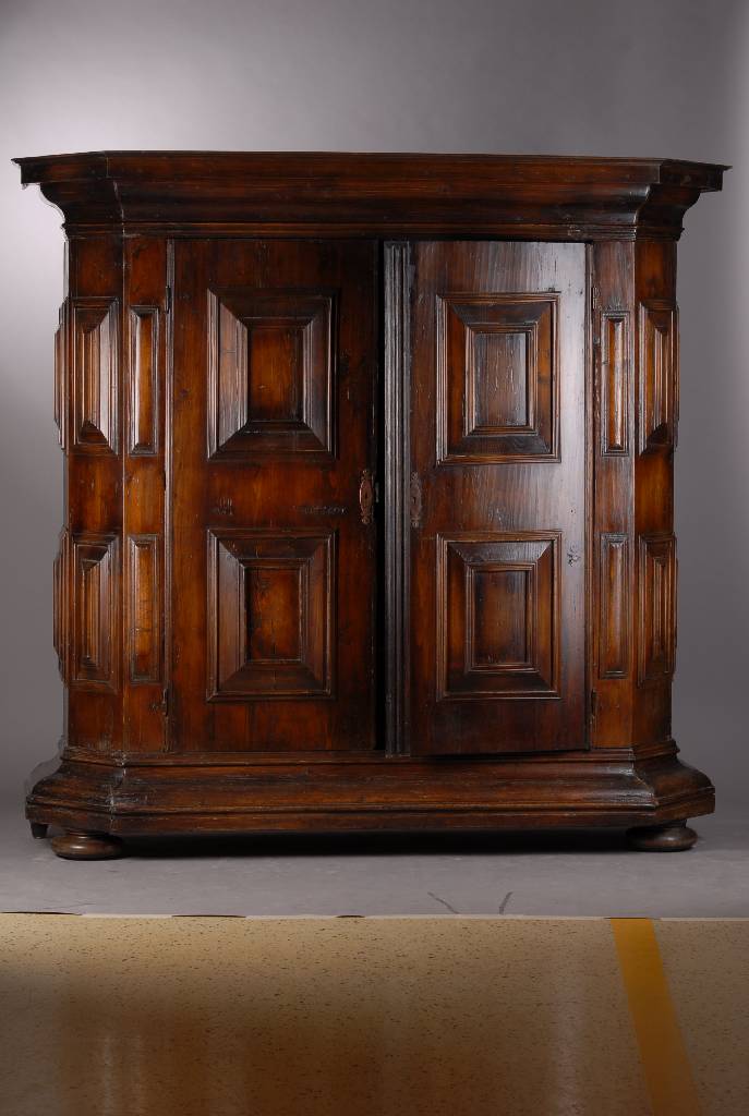 Kissenschrank, um 1700, Fichte dunkel lasiert, 2-türig, reiche aufgesetzte Kassetten, innen m. 3 Bretter rechts und links, Kopf getreppt, ohne ...
