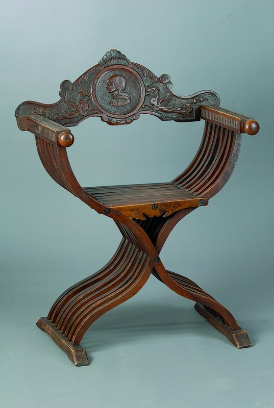 Scherenstuhl, Historismus, um 1860, Nußbaum massiv, reiche Schnitzereien, st. Gebr.-Sp., ca. 93x72x48 cm, Sh. 50 cm