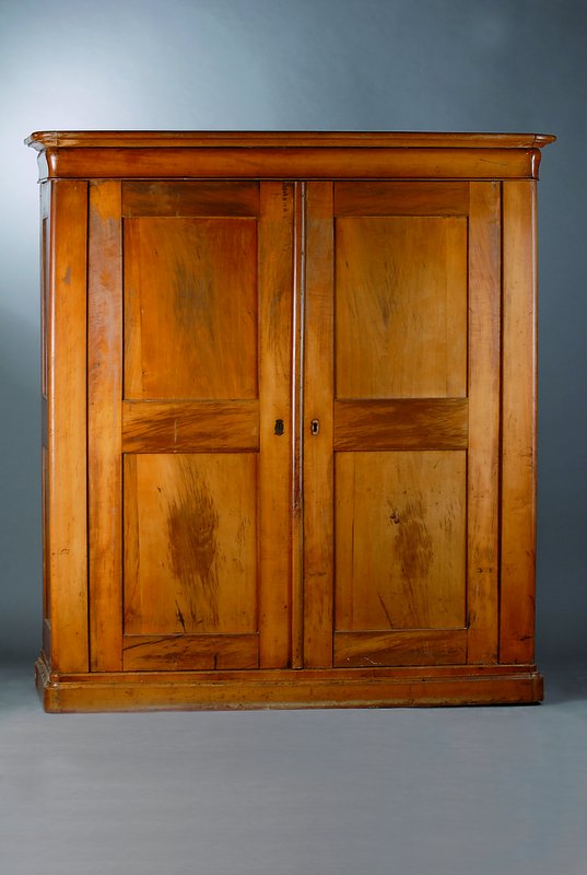 Dielenschrank, Pfalz, um 1830/40, Kirschbaum, 2-türig, Front und Seiten kassettiert, reiche Inneneinrichtung, Furniersch., Alterssch., Restaurierung ...