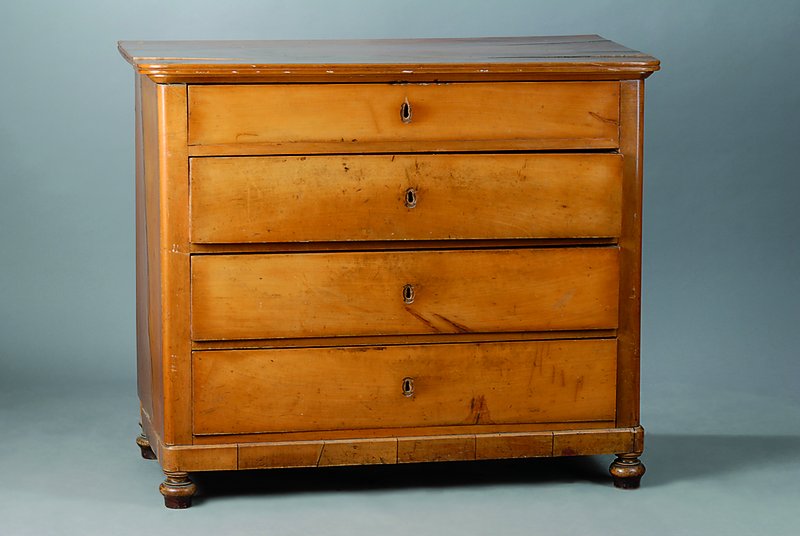 Kommode, Pfalz, um 1830/40, Kirschbaum, 4 -schübig, starke Schwundrisse, Alterssch., Restaurierung empf., Beschl. fehlen, ohne Schlüssel, ...