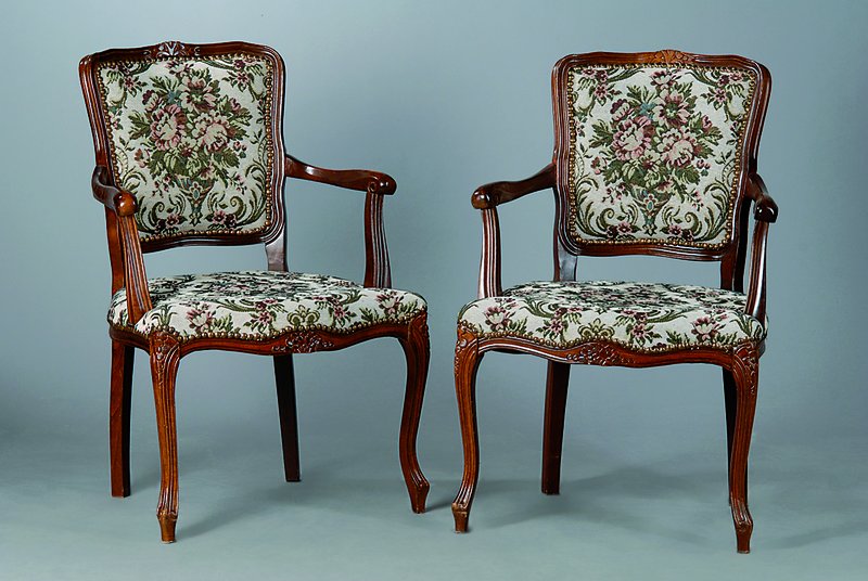 Zwei Armlehnstühle, deutsch, um 1930, Nussbaum, feiner Gobelinbezug, Sitzhöhe ca. 42cm, Gesamthöhe ca. 83cm, Gebr.-Sp.