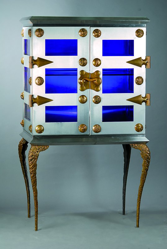 Mount Cabinet, Marc Brazier-Jones, Kabinettschrank, Edelstahl/Bronze, Türen und Seiten kassettiert, blaues Glas, Bronzebeine geschweift, sehr ...