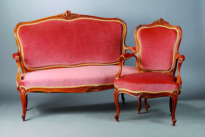 Salon, Frankreich, um 1890, Gestell Nußbaum, Mohairbezug sek., best. aus: Sofa u. 2 Armlehnstühlen, allseitig geschweift, Akanthusblatt u. ...