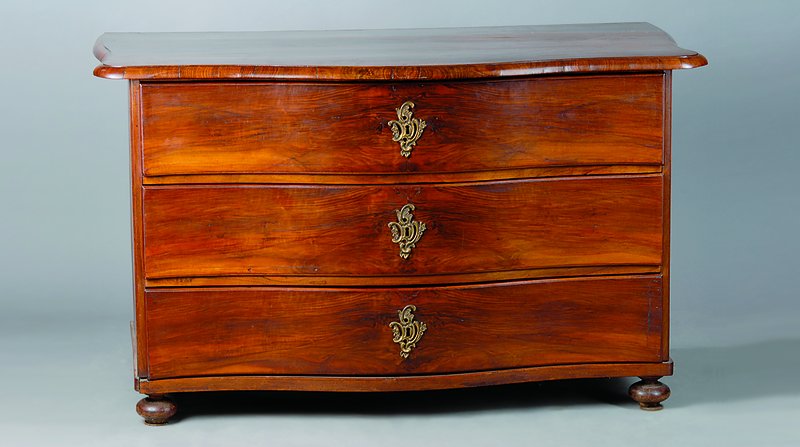 Kommode, westdeutsch, um 1750/60, Korpus Weichholz, Nußbaum/Wurzelnußfurnier, 3- schübig, Front geschweift, reich verzierte Bronzebeschläge, l. ...