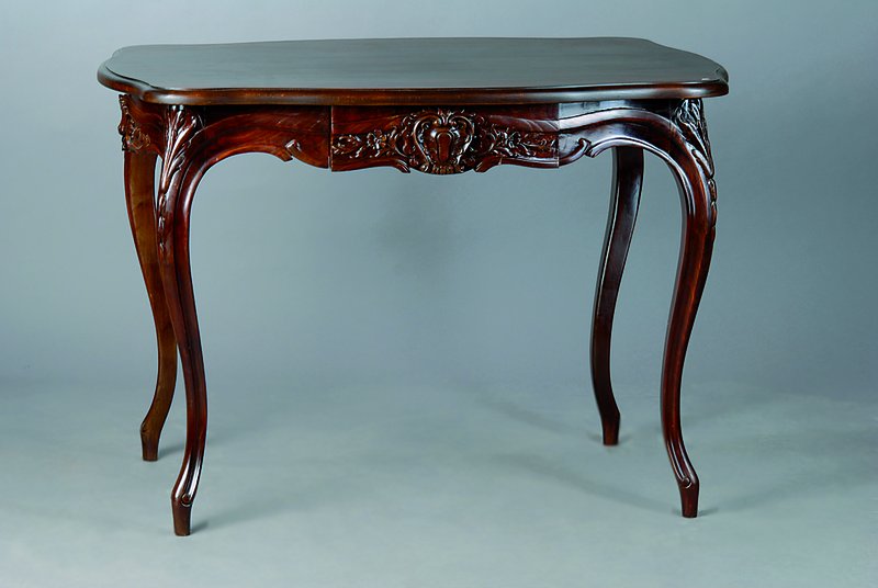 Tisch, um 1860/70, Platte später, Nußbaum/Buche, Beine geschweift, reiche Blüten und Akanthusblattschnitzereien, 1-schübig, l. verzogen, ...