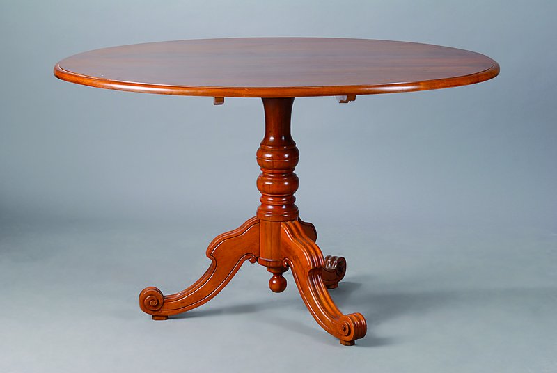 Ovaler Tisch, um 1890, Nußbaum, Platte sek.,Fuß reich gedrechselt, in Voluten auslaufend, Gebr.-Sp., ca. 71x119x85 cm