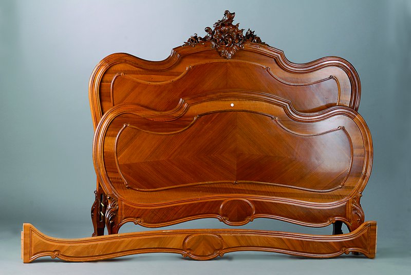 Bett, um 1880/1900, Nußbaum, allseitig geschweift, aufwendige Akanthusblattschnitzereien, Gebr.-Sp.
