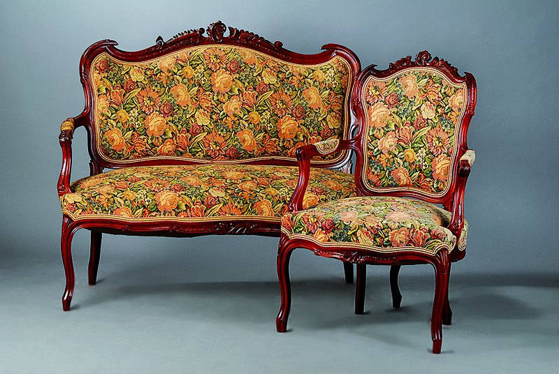 Salon, Frankreich um 1900, best. aus Sofa und 2 Armlehnsesseln, Nußbaum/Mahagoni, Bezug und Polsterung sek., allseitig geschweift, reiche ...