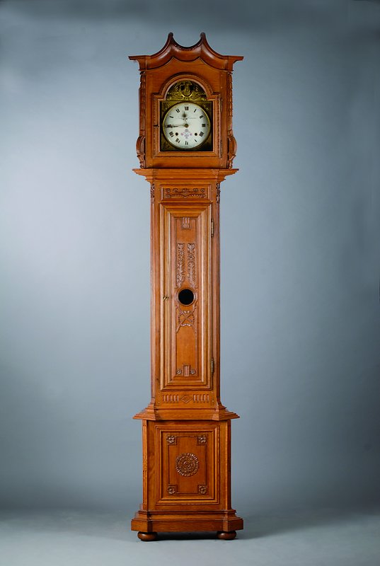 Standuhr, nach altem Vorbild, mit antikem Comtoise-Werk, Eiche hell, mass., aufwendig geschnitzt und verziert, a trois corps, 2 geteilte ...