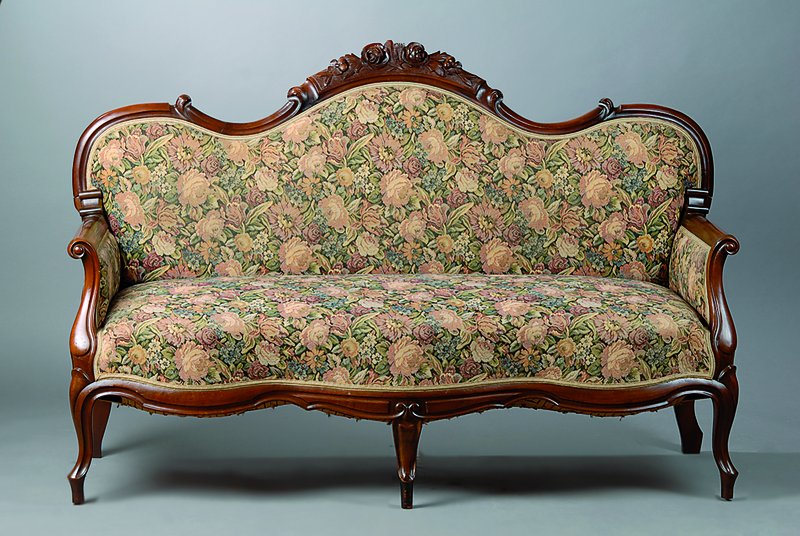 Sofa, norddeutsch, um 1835/40, Nußbaum auf Mahagoni, allseitig geschweift, Rücken m. Blüten und Knospenschnitzereien, Bezug und Polsterung alt ...