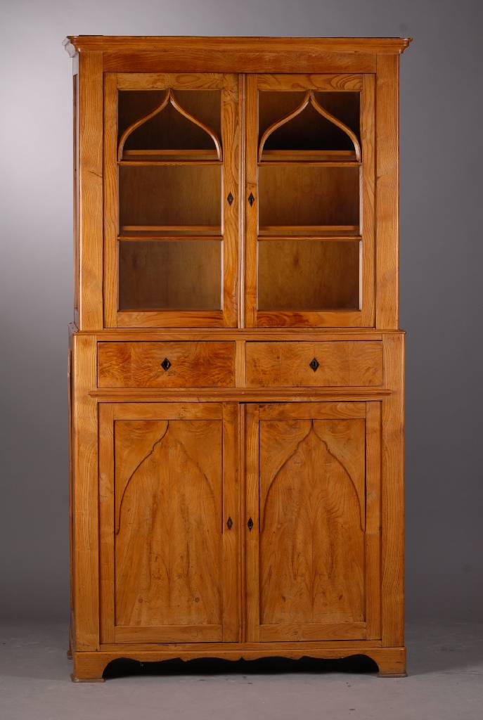Aufsatzvitrine, norddeutsch, um 1825, Esche massiv u. Furnier, sehr schöne Patina, Unterteil 2-türig, 2-schübig, Oberteil 2-türig, verglast und ...