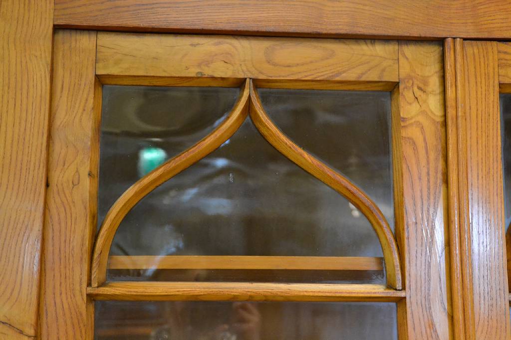 Detail b: Aufsatzvitrine, norddeutsch, um 1825, Esche massiv u. Furnier, sehr schöne Patina, Unterteil 2-türig, 2-schübig, Oberteil 2-türig, verglast und ...