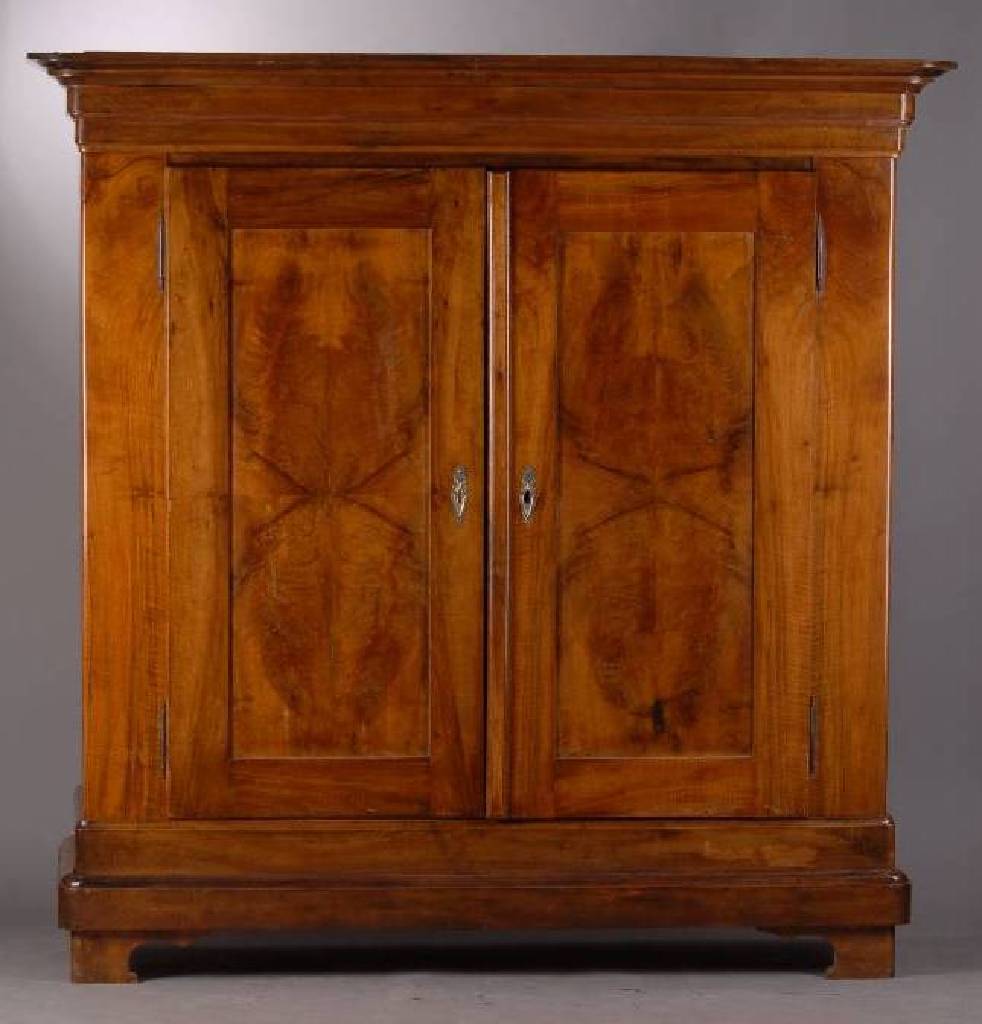Biedermeierschrank, um 1830, Nußbaum massiv/Furnier, 2-türig, ohne Inneneinrichtung, Tiefe ideal für Kleiderbügel, abgerundete Ecken, Kopf ...