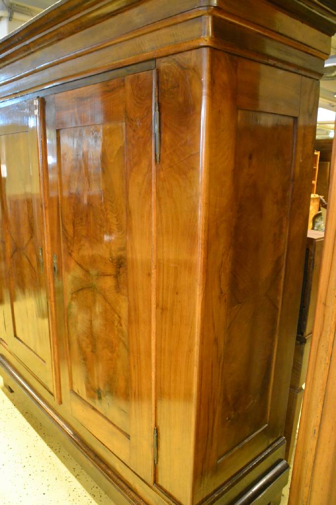Detail a: Biedermeierschrank, um 1830, Nußbaum massiv/Furnier, 2-türig, ohne Inneneinrichtung, Tiefe ideal für Kleiderbügel, abgerundete Ecken, Kopf ...