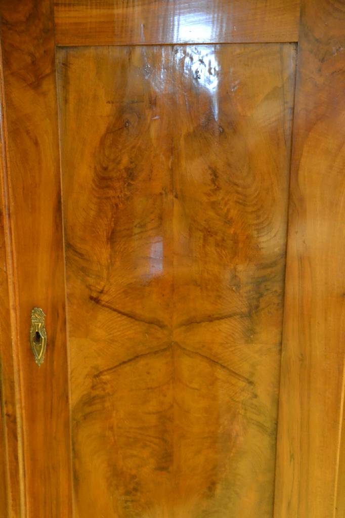 Detail b: Biedermeierschrank, um 1830, Nußbaum massiv/Furnier, 2-türig, ohne Inneneinrichtung, Tiefe ideal für Kleiderbügel, abgerundete Ecken, Kopf ...