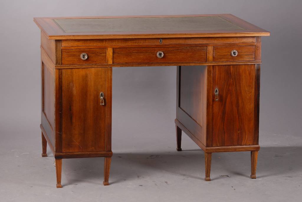 Schreibtisch, Frankreich, um 1900, Palisander, qualitätvolle Arbeit, sehr schönes Furnierbild, 2-türig, 3-schübig, Platte m. grüner ...
