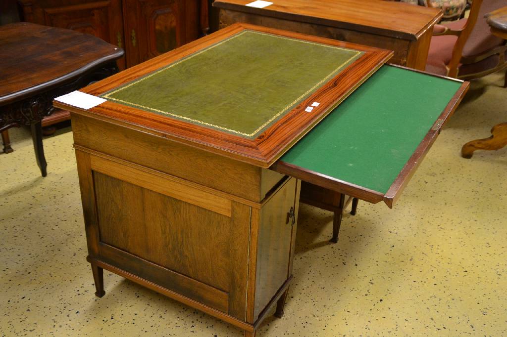 Detail a: Schreibtisch, Frankreich, um 1900, Palisander, qualitätvolle Arbeit, sehr schönes Furnierbild, 2-türig, 3-schübig, Platte m. grüner ...
