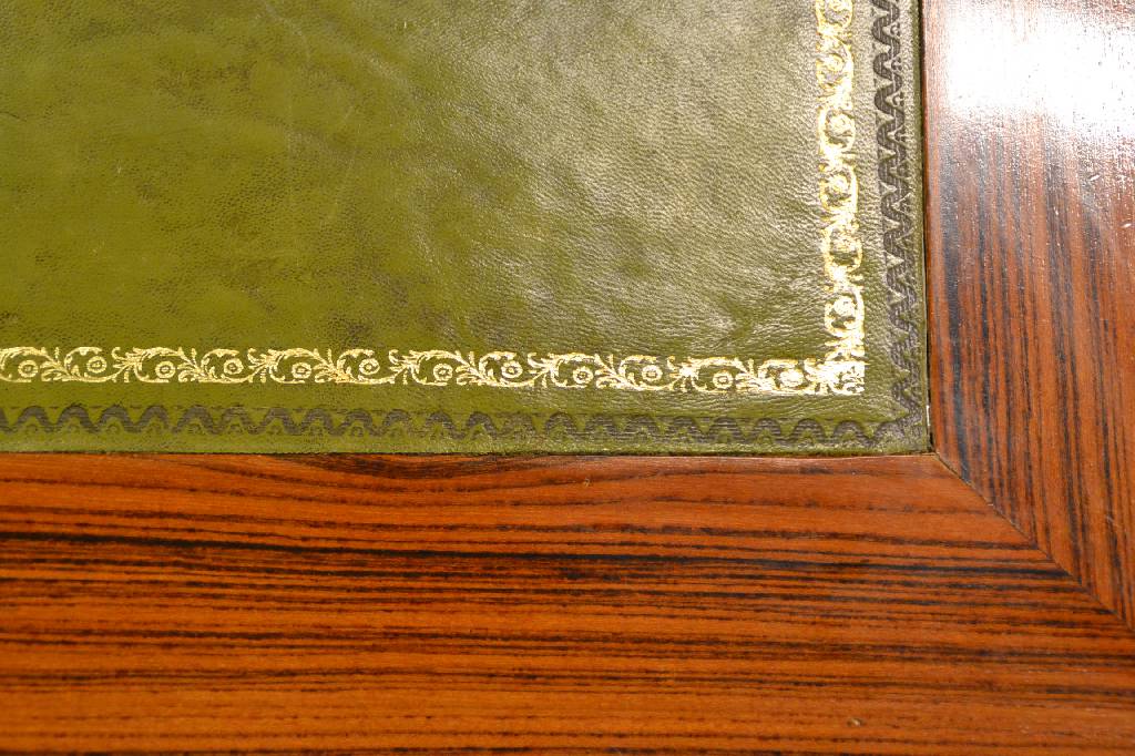 Detail b: Schreibtisch, Frankreich, um 1900, Palisander, qualitätvolle Arbeit, sehr schönes Furnierbild, 2-türig, 3-schübig, Platte m. grüner ...