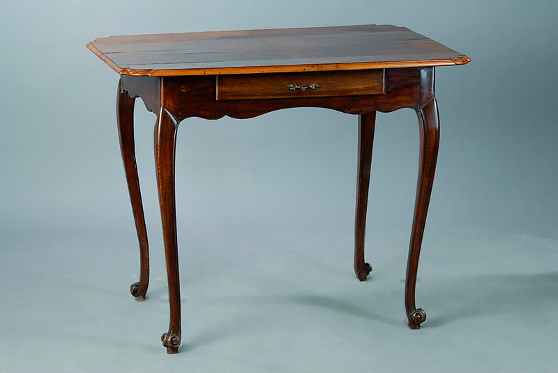 Barocktisch, 18./19. Jh., Nußbaum, Beine geschweift, 1-schübig, Platte gespiegelt verlegt,schwundrissig, st. Gebr.-Sp., ca. 75x93x64 cm