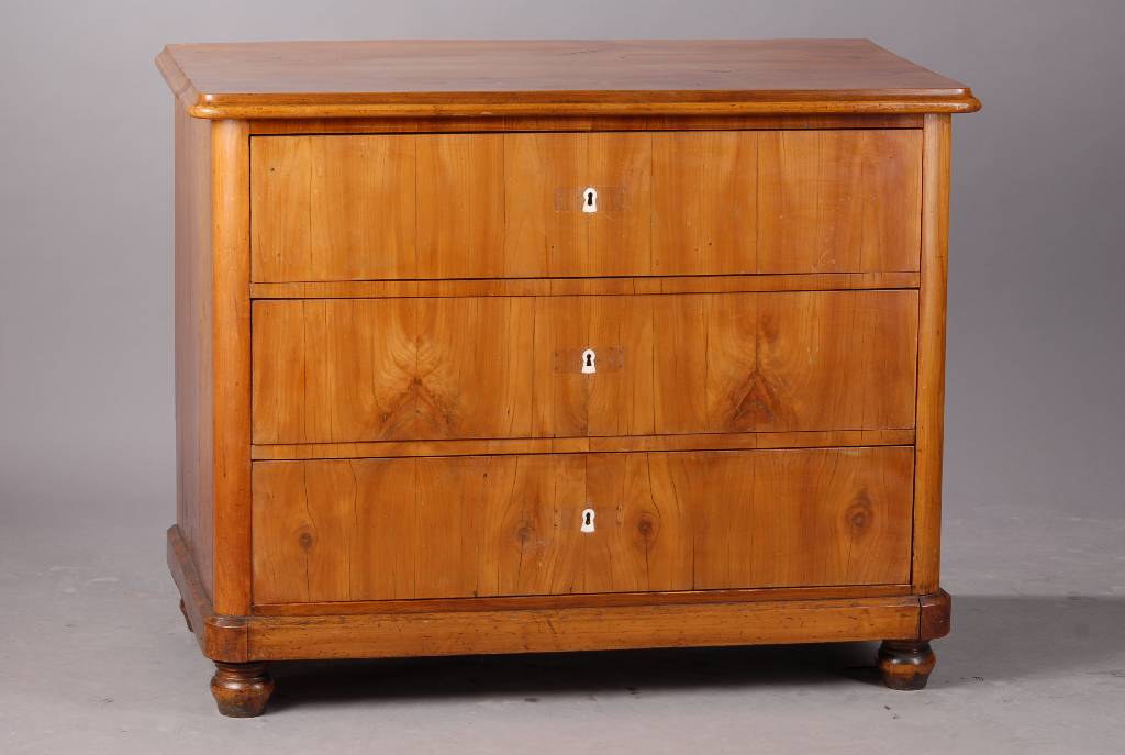 Kommode, Biedermeier, um 1830, Kirschbaum massiv/Furnier, 3-schübig, schwundrissig, Oberfläche sollte behandelt werden, abgerundete Ecken, weiße ...