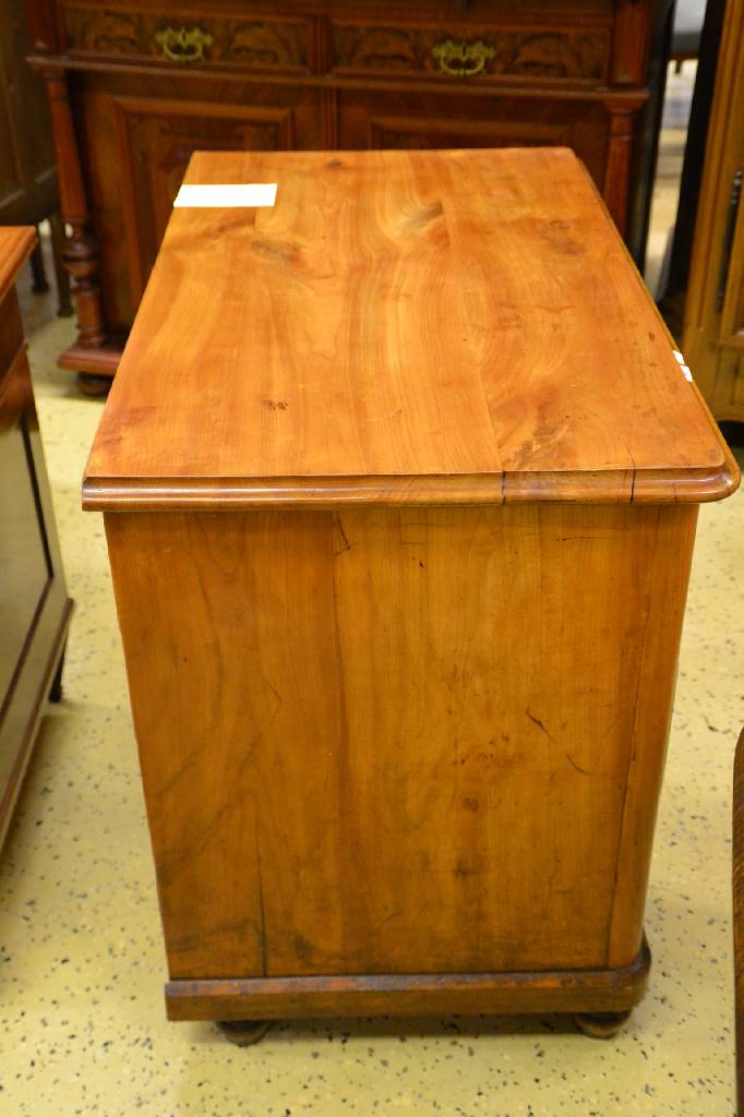 Detail a: Kommode, Biedermeier, um 1830, Kirschbaum massiv/Furnier, 3-schübig, schwundrissig, Oberfläche sollte behandelt werden, abgerundete Ecken, weiße ...