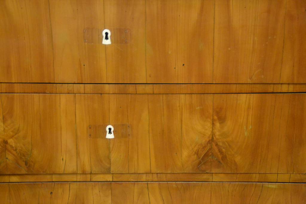 Detail b: Kommode, Biedermeier, um 1830, Kirschbaum massiv/Furnier, 3-schübig, schwundrissig, Oberfläche sollte behandelt werden, abgerundete Ecken, weiße ...