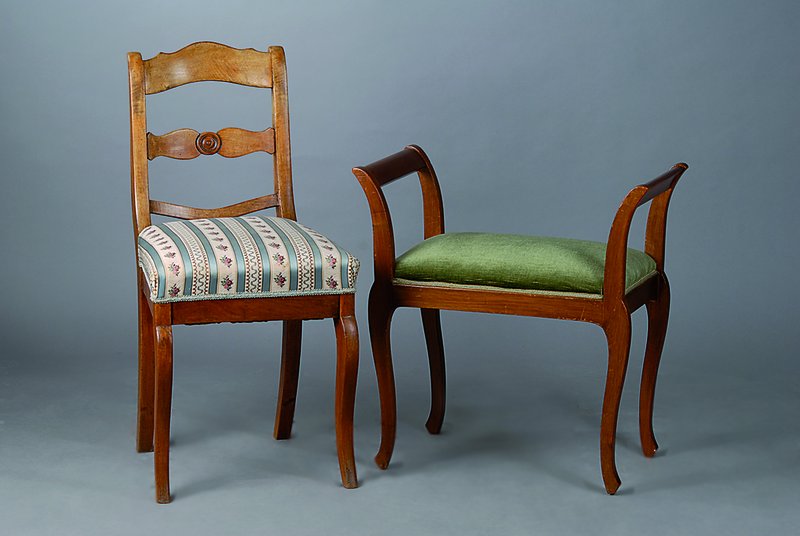 Paar Biedermeierstühle, um 1830, und Gondel um1900, Nußbaum, Bezug erneuert, Beine leicht geschweift, dazu Gondel, diese nicht dazugehörig, starke ...