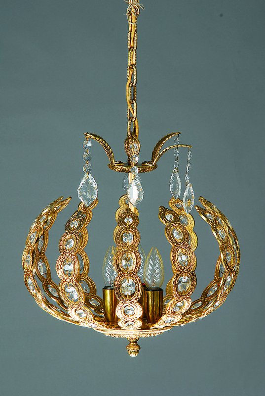 Deckenlampe, Spanien, 20/30er Jahre, runder Messingkorpus in Kugelform mit gebogter Palmwedelstruktur u. diversen Prismensegmenten, vier ...