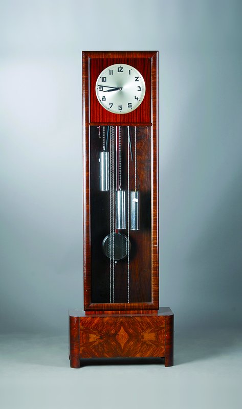 Standuhr mit Westminsterschlag, Art Deko, datiert 1933, zeittyp. Holzgehäuse, versilbertes Zifferblatt, Werk Marke: Pfeilkreuz, in Türe mit ...