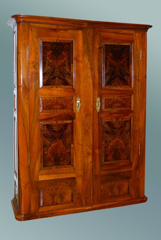 Dielenschrank, Baden, wohl Freiburg, um 1830 , sog. Spaltschrank, Nußbaum massiv/Furnier,2-türig, 12-fach kassettiert, Inlets m. ausgewähltem ...