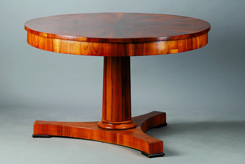 Runder Tisch, um 1830, Biedermeier, Nußbaumfurnier, 12-fach gespiegelt verlegt, sehr schönes Furnierbild, Gebr.-Sp., l. schwundrissig, rest., H. 74 ...