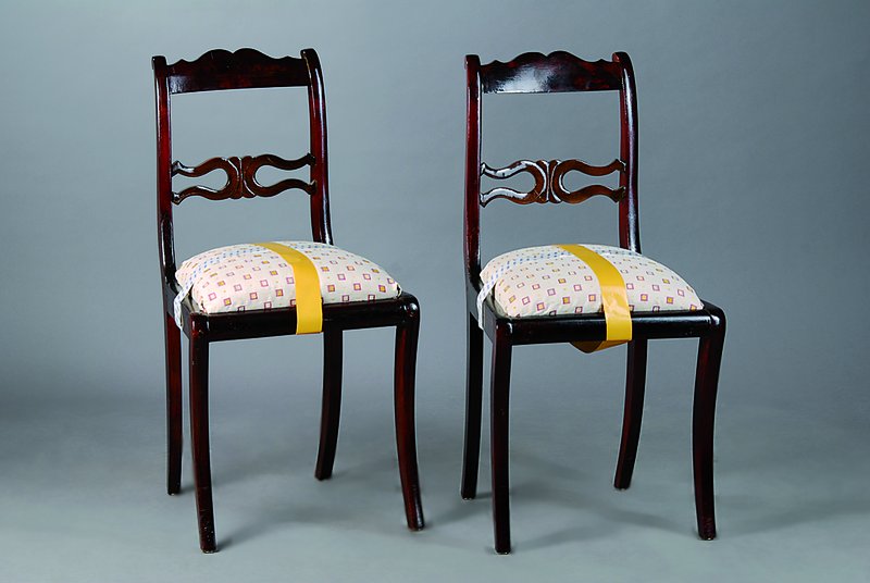 4 Stühle, um 1860/70, Nußbaum, z. gr. Teil auf Mahagoni gebeizt, Rücken verstrebt, Bezug erneuert, sparsame Schnitzereien, Gebr.-Sp., abnehmbare ...