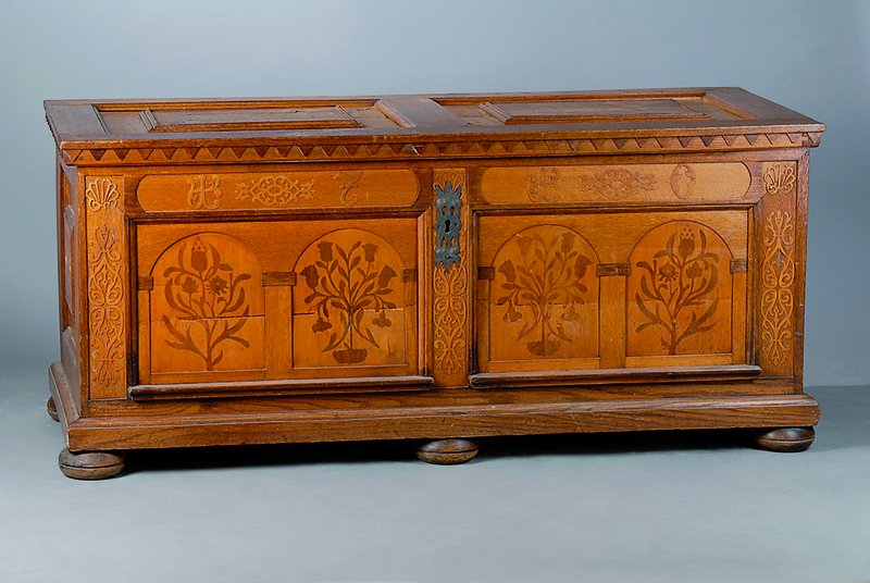 Hochzeitstruhe, mitteldeutsch, dat. 1710, Eiche, Ahorn und Nußbaum, orig. Schloß und Schlüssel, Furnierteile fehlen, schwundrissig,reich floral ...