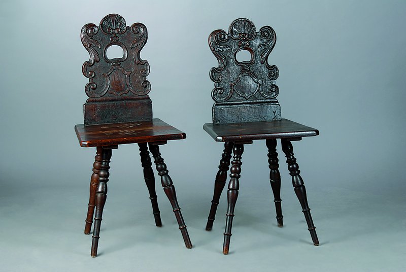 2 Brettstühle, Lehnen um 1750/60, Unterteil später, Eiche dunkel gefasst, Beine gedrechselt, Akanthusblatt und Volutenschnitzerei, Alterssch., ca. ...
