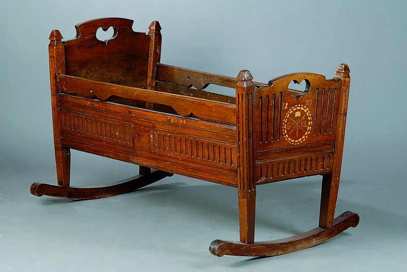 Bäuerliche Wiege, dat. 1807, Kufen erneuert,Nußbaum, Front u. Seiten gerieft, Familienzeichen GM/KL, Reste alten Wurmbefalls Alterssch., ca. ...