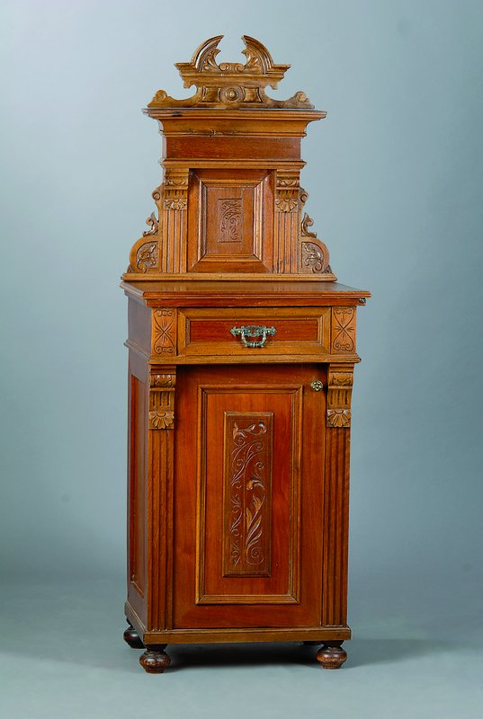 Beistellschränkchen, Gründerzeit, um 1880, Nußbaumfurnier, 1-türig, 1-schübig, Lisenen gerieft, reiche florale Schnitzerei, Reste alten ...