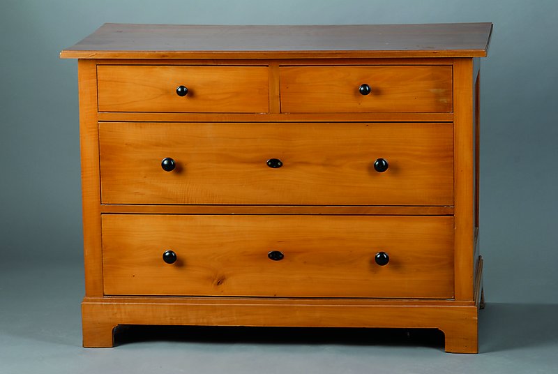 Kommode, deutsch, um 1910, Kirschbaum, teils massiv, 4-schübig, Zierknöpfe geschwärzt, Seiten kassettiert, ohne Schlüssel, Gebr.-Sp.,ca. ...