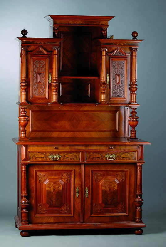 Aufsatzbuffet, süddeutsch, um 1890/1900, Korpus Eiche/Weichholz, Nußbaum/Wurzelnußfurnier, Unterteil 2-türig, 2-schübig, Mittelteil m. reich ...