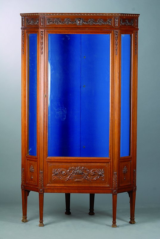 Eckvitrine, um 1900/10, Empirestil, Mahagonifurnier, aufwendige Schnitzereien in Form v. Blüten, Knospen und Akanthusblättern, Perlleistenverz., ...