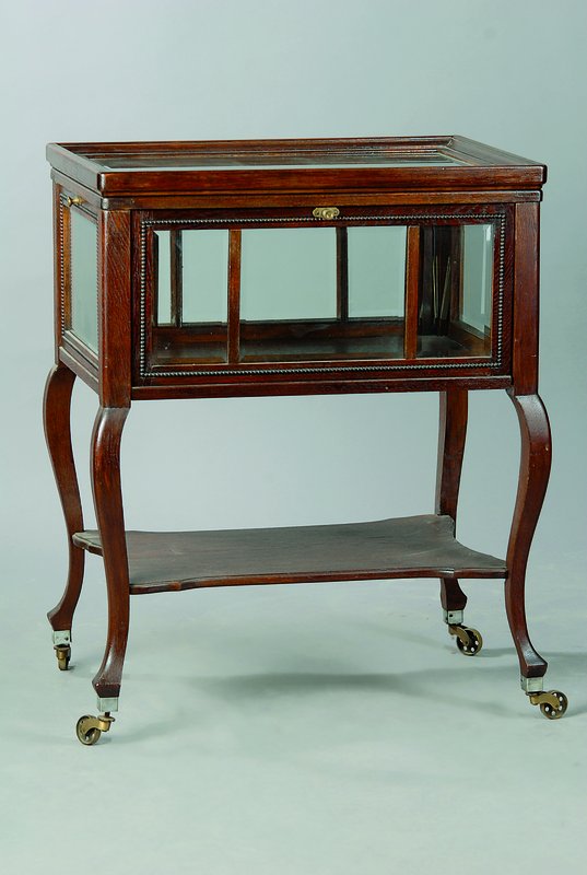 Vitrinenschränkchen, deutsch, um 1910/15, Eiche, allseitig facett. verglast, 4 Seiten aufklappbar, Beine geschweift, Gebr.-Sp., ca. 80x64x44 cm