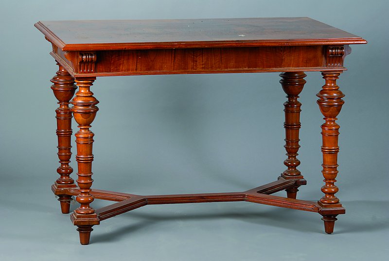Tisch, deutsch, um 1880, Gründerzeit, Nußbaum/Wurzelnußfurnier, Oberfläche sollte überholt werden, Beine reich gedrechselt, st. Gebr.-Sp., ca. ...