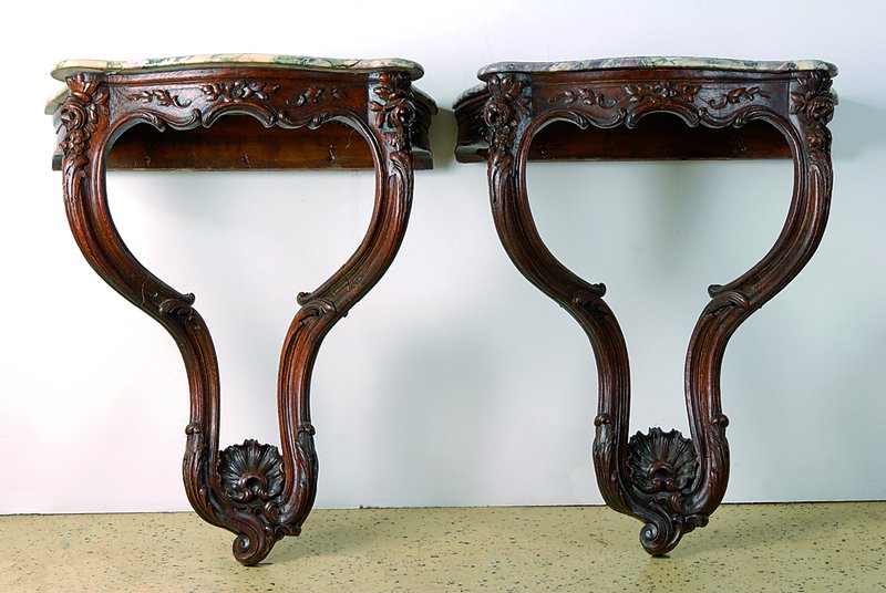 Konsolenpaar, Augsburg, um 1750, Eiche massiv, Rosenblätter, Akkanthusblattverzierung Muscheldekor, z.T. asymetrisch aus dem Vollholz geschnitzt, ...