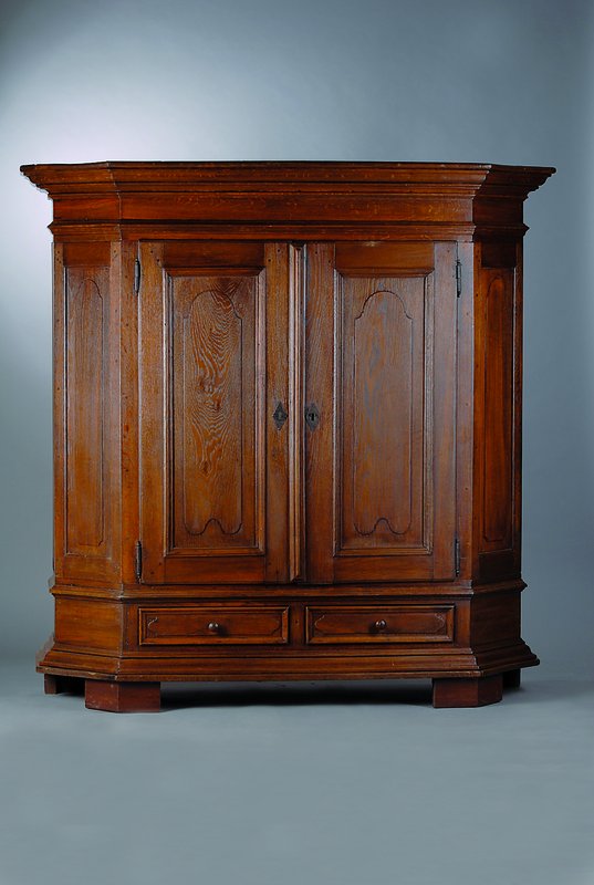 Barockschrank, deutsch, um 1780, Eiche, 2 -türig, 2 Fußschubladen, abgeflachte Ecken, kassettiert, 2 Einlegebretter, Kopf vielfach getreppt, Fuß ...