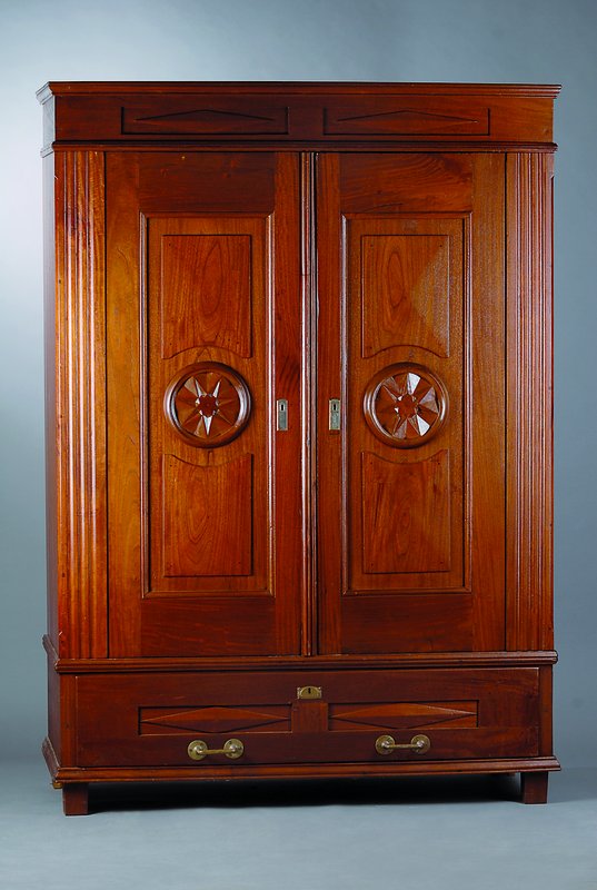 Biedermeierschrank, um 1830/40, Eiche/Satinholz, 2-türig, Fußschublade, Türen kassettiert m. aufgesetzten Schnitzereien, Lisenen gerieft, Kopf ...