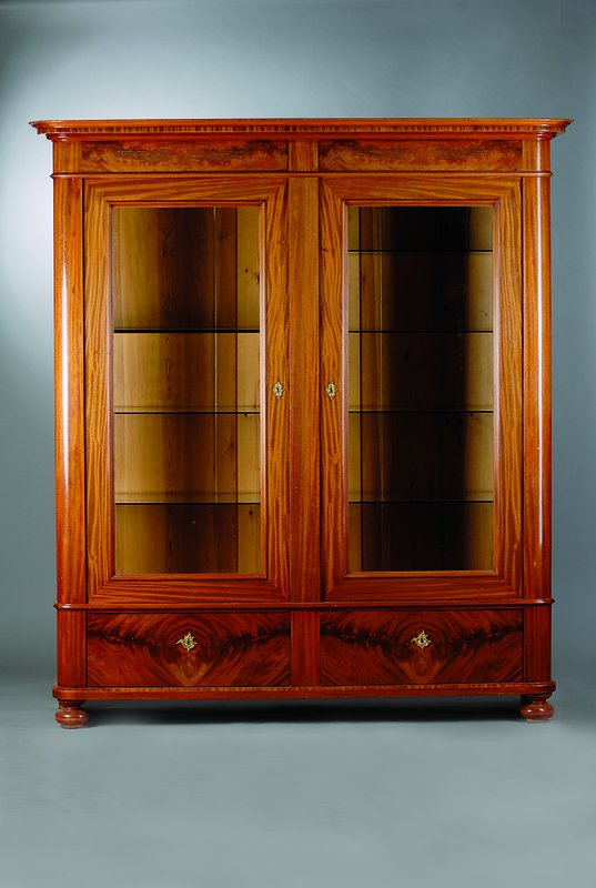 Vitrinenschrank, Biedermeier, um 1840/50, Satinholz, Inlets Pyramidenmahagonifurnier gesp. verlegt, 2-türig, 2 Fußschubladen, verzierte ...