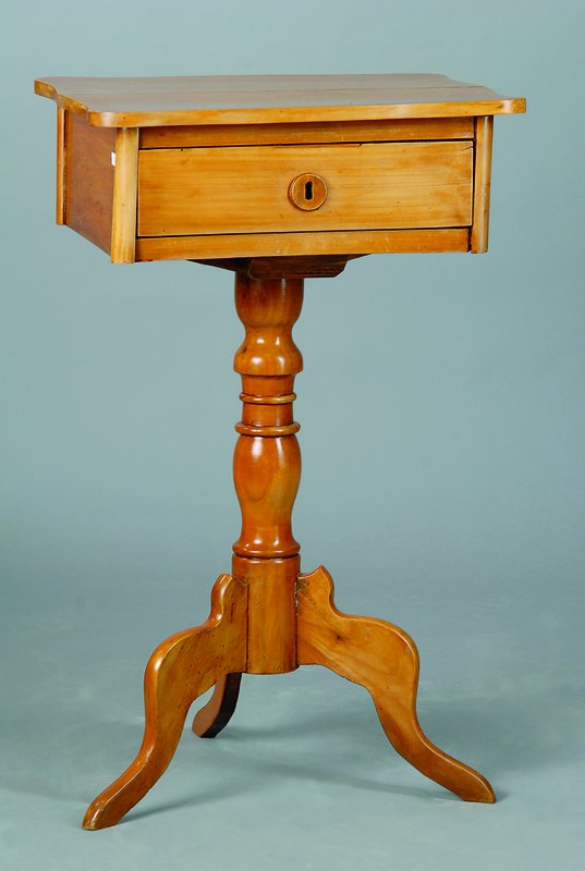 Nähtisch, um 1880/90, Kirschbaum, 1-schübig, reiche Inneneinteilung, gedrechselter Fuß, Platte m. Schwundriss, st. Gebr.-Sp., ca. 78x46x37 cm