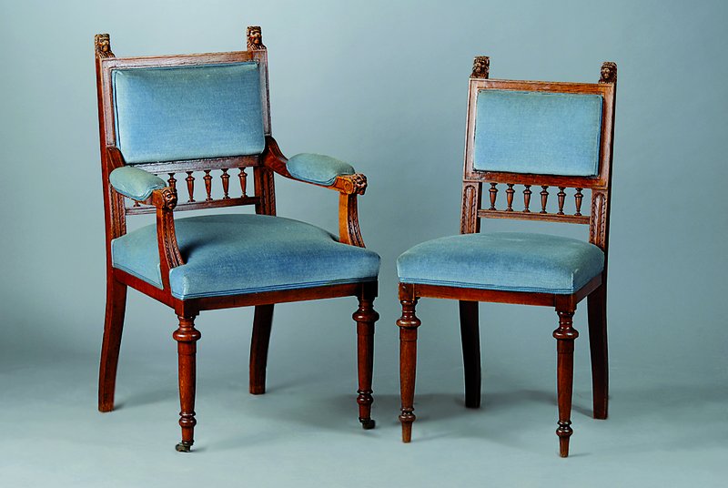 4 Stühle und 2 Armlehnstühle, um 1880, Eiche, Beine gedrechselt, Rücken m. Balustrade, Armlehnen und Abschlüsse in Form v. Löwenköpfen, ...